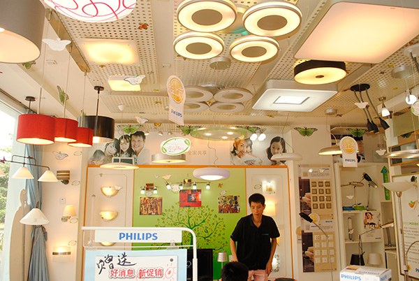 日耀線(xiàn)下門(mén)店展示